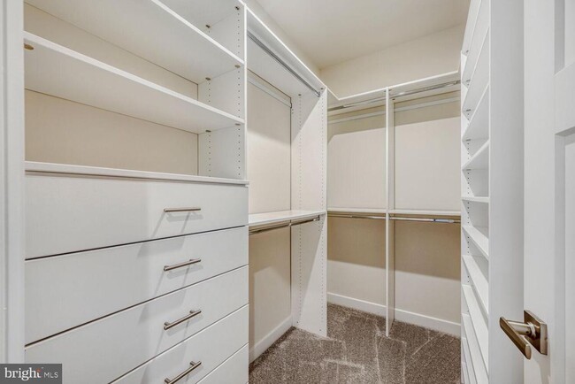 Building Photo - 6425 Greenleigh Ave