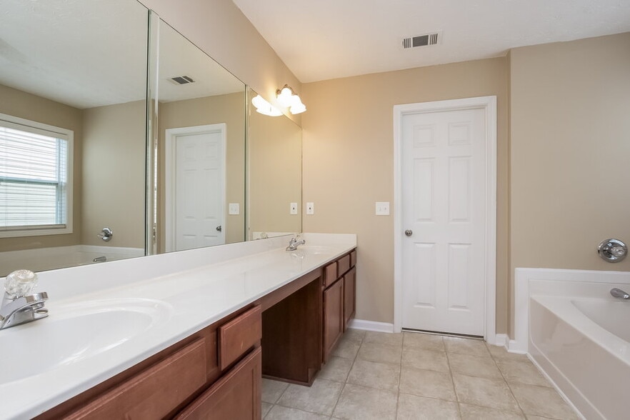 Building Photo - 900 Gardenia Curve