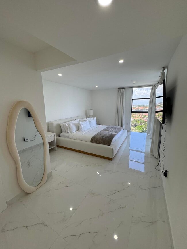 Building Photo - 20515 E Country Club Dr