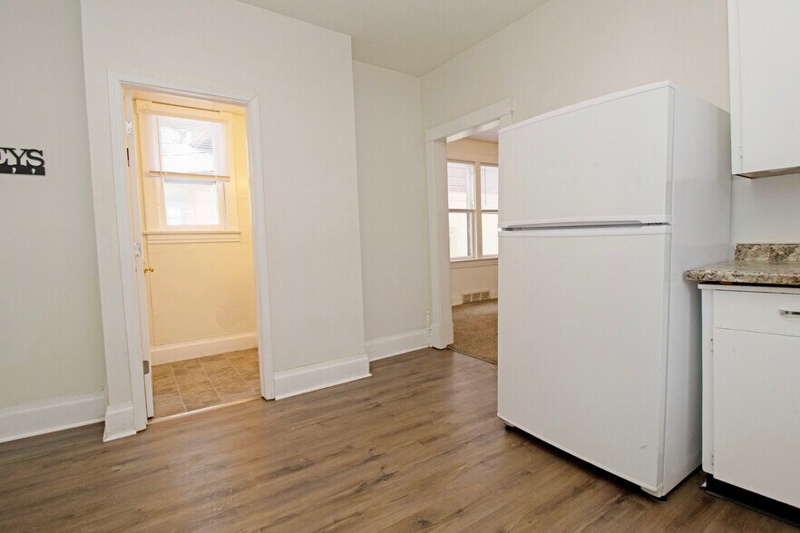 Building Photo - 612 7th Ave S