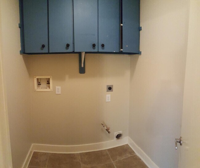 Building Photo - Hailey's Manor