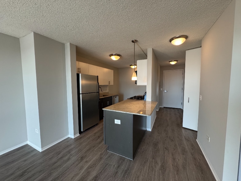 Building Photo - 605 W Lake St