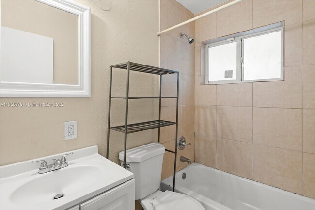 Building Photo - 538 NW 18th Ave