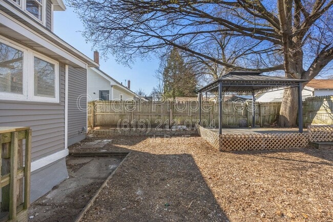 Building Photo - 1635 Cleveland Ave SW