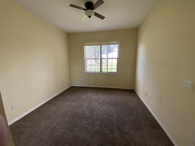 Building Photo - 404 Cinnamon Dr
