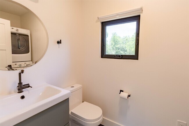Building Photo - 1423 Broadmoor Dr