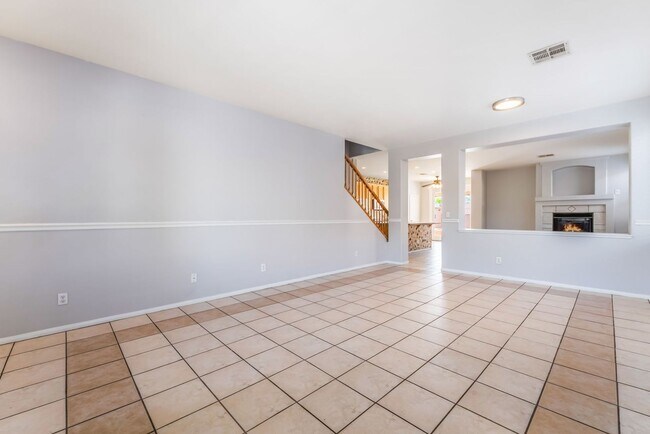 Building Photo - Beautiful 5 bed home with sparkling pool located in the heart of Las Vegas!