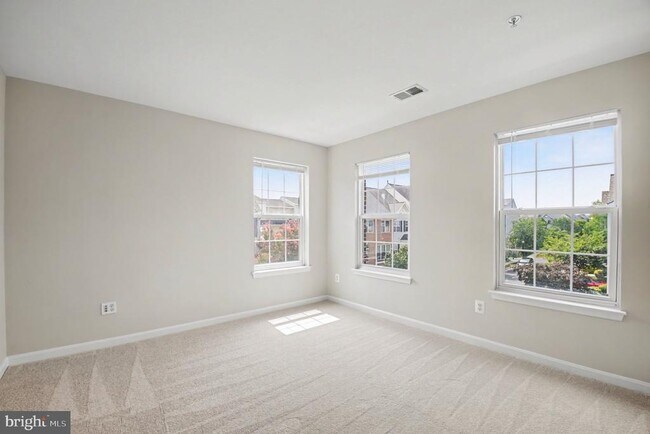 Building Photo - 100 Meadows Ln
