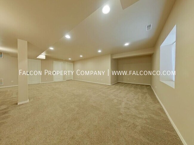 Building Photo - 6070 San Mateo Dr