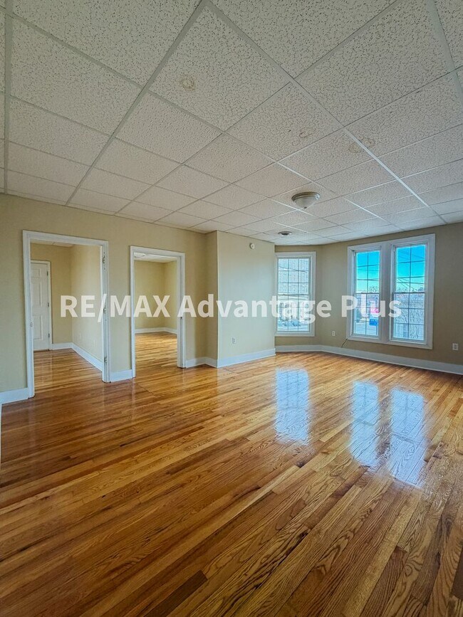 Building Photo - 400 S Main St