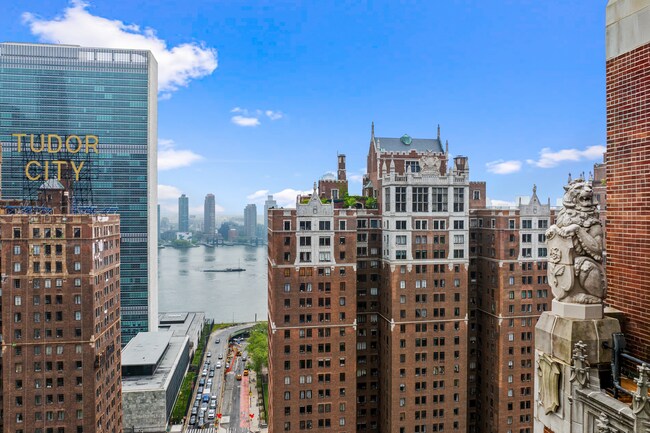 Building Photo - 320 E 42nd St