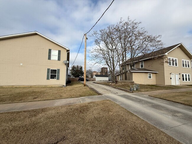 Building Photo - 9th Street