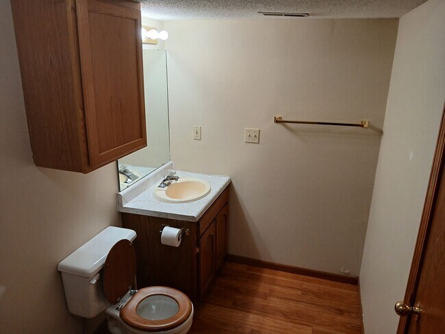 Building Photo - 3 bedrooms, 2.5 bathrooms, 2 car garage, with bonus flex room!