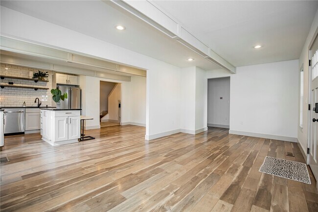 Building Photo - 718 W Maple St