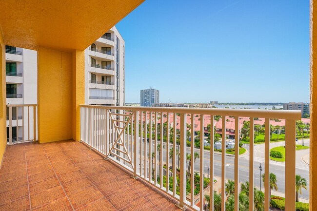 Building Photo - Breathtaking 3 Bedroom Daytona Beach Shore...