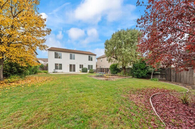 Building Photo - Spacious 4 Bedroom Home in Desirable Roseville Neighborhood