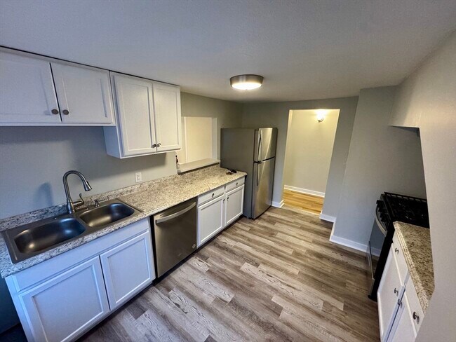 Primary Photo - 25 1/2 Porter St