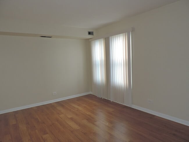 Building Photo - 2275 Country Club Dr