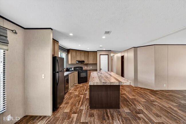 Building Photo - 4BD/2BA home with fenced back yard.