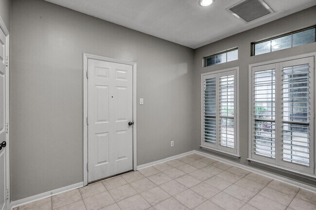 Building Photo - 23 Alderon Woods Pl