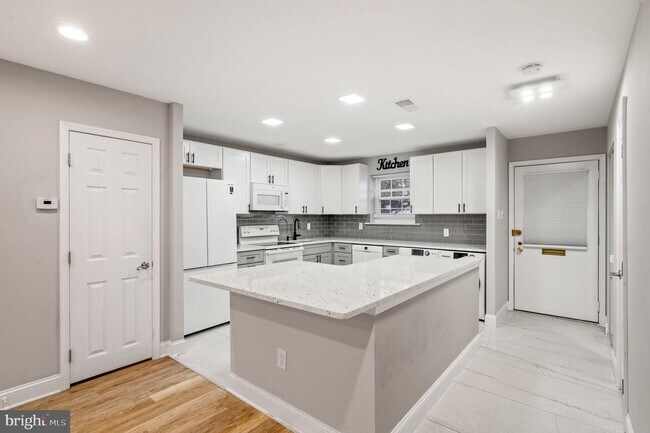 Building Photo - 124 Hampstead Dr