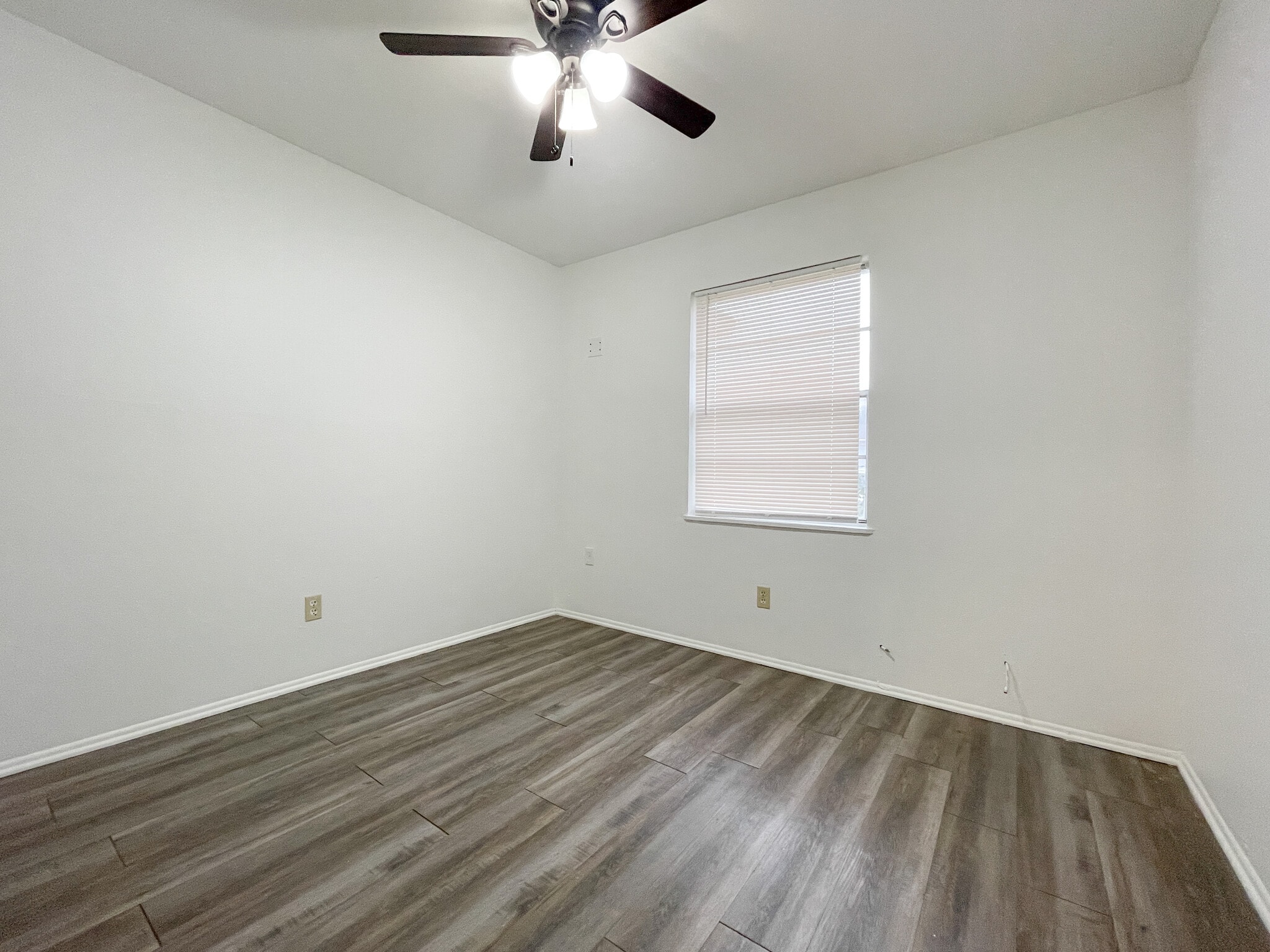 Building Photo - 1118 La Porte Dr