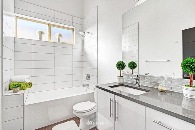 Building Photo - 2105 S Orcas St