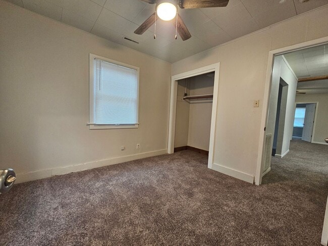 Building Photo - NE 3 bedroom 1 bath, no stairs, 2 stall garage. Near Hyvee