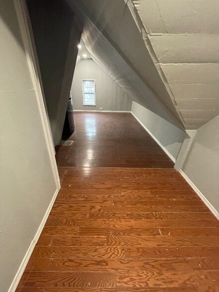 Building Photo - 595 William St