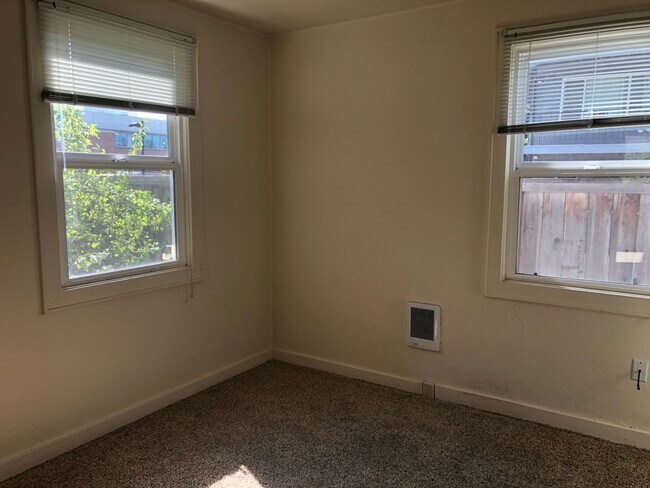 Building Photo - 2 bed/1 bath house in the Historic Washburn District