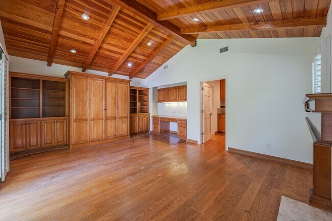Building Photo - Valmonte 3 bed/3 bath Home plus guest house.