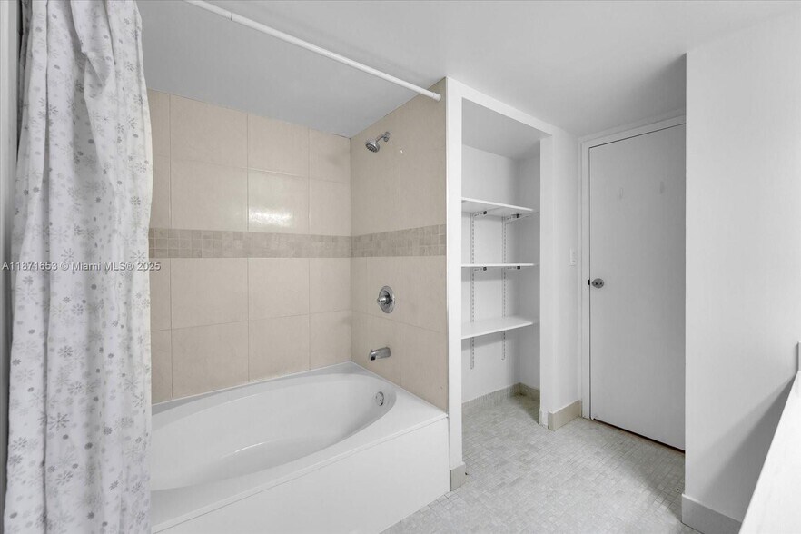 Building Photo - 1000 Parkview Dr