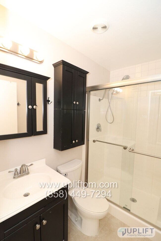 Building Photo - 3 bed 2 bath House With Solar And Communit...