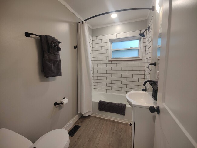 Building Photo - 220 E Hendron Chapel Rd