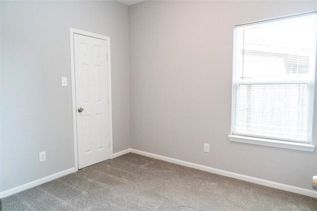 Building Photo - 3915 Brookmeade Dr