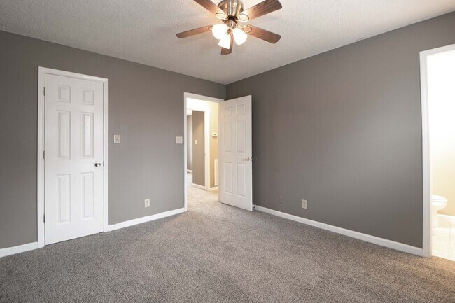 Building Photo - 924 Van Buren Ave