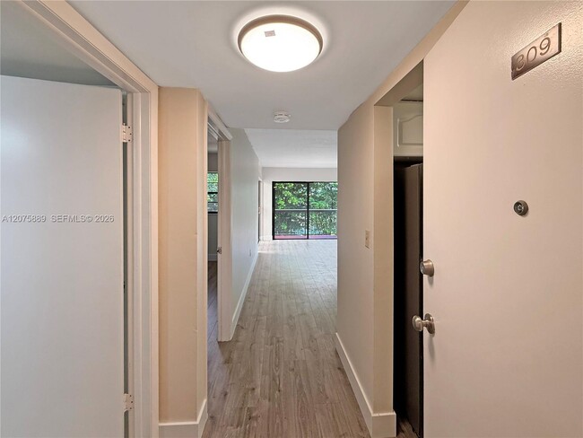 Building Photo - 995 SW 84th Ave