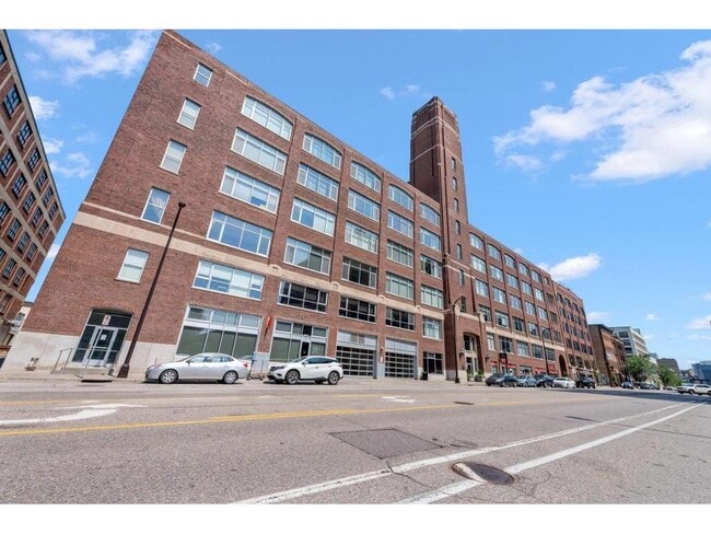 Building Photo - 700 N Washington Ave