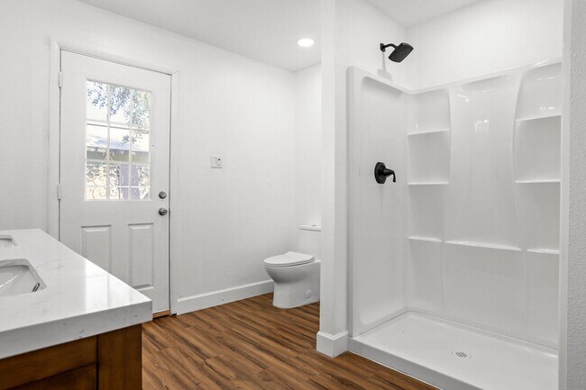 Building Photo - Prime ASU Location 5BR Home with Pool & Garage