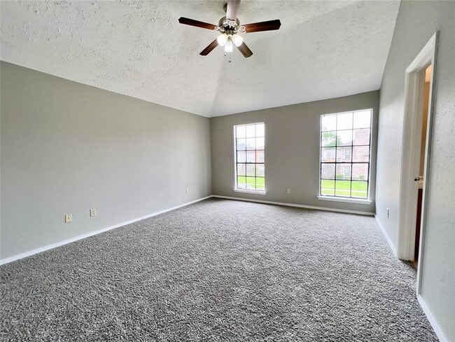 Building Photo - 2033 Sandy Knoll Dr