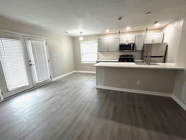 Interior Photo - STATE102