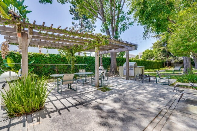 Building Photo - Large, Comfy 2BR, 2BA Condo with Convenient Location