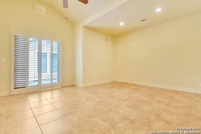 Building Photo - 4 Bedroom/4 Bath Champion Ridge Subdivision