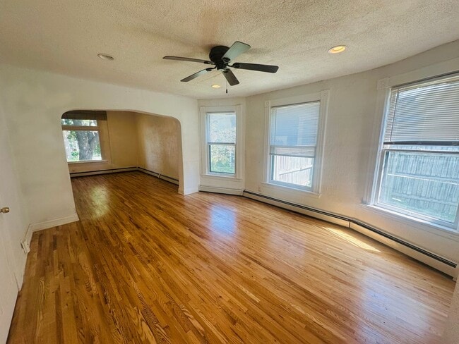 Building Photo - Charming 3 Bedroom Single Family Home Avai...