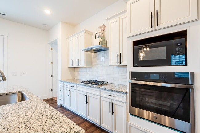 Building Photo - Gorgeous 4+ Bedroom Home in 12 Oaks