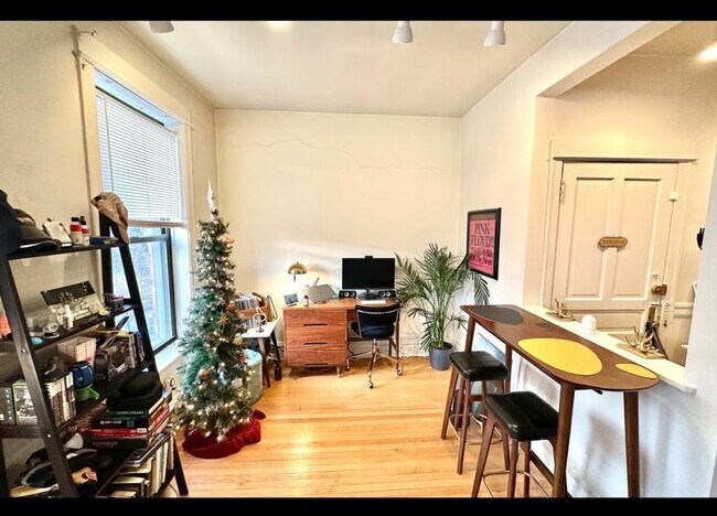 Building Photo - 1 bedroom in Chicago IL 60657