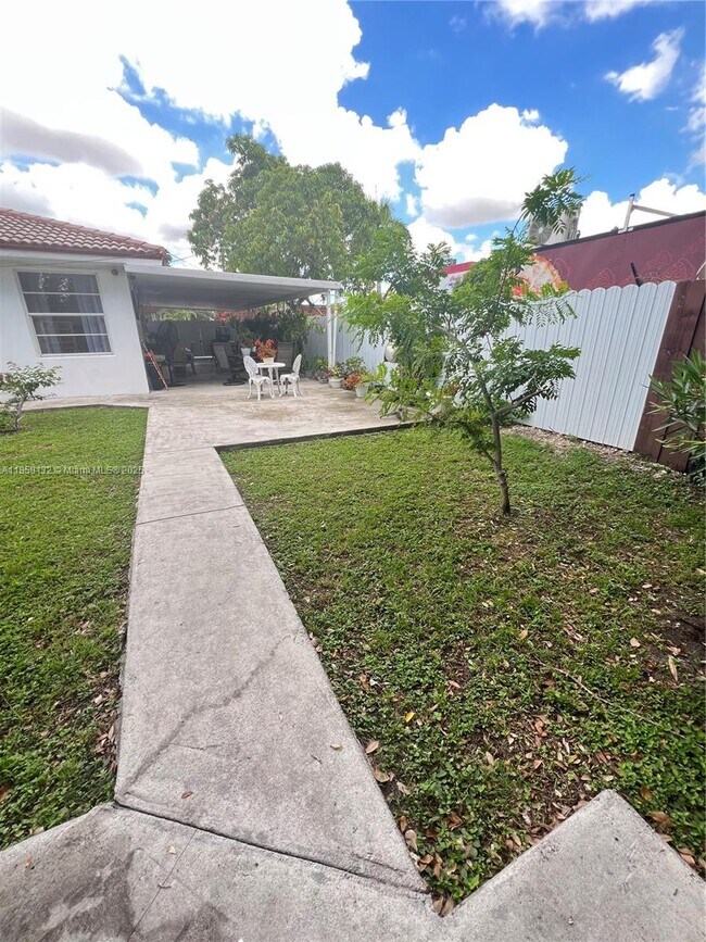 Building Photo - 1351 SW 70th Ave