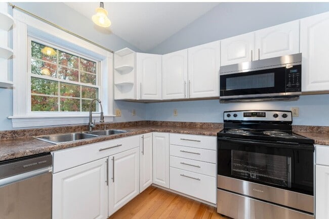 Primary Photo - 21 Yankee Ave