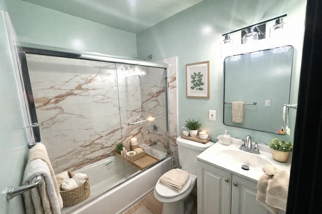 Building Photo - 5 Bed/2 Full Baths W/Washer&Dryer Hook Ups!