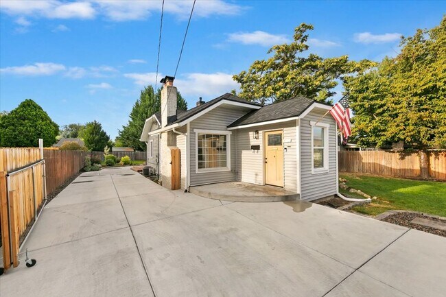 Building Photo - 4801 W Irving St